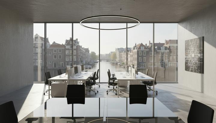 Современный пустой офис в Амстердаме с панорамным окном, из которого открывается вид на городские каналы и здания.