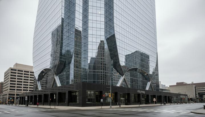 Современное стеклянное здание штаб-квартиры Citigroup на фоне пасмурного неба, вид с пустой улицы.