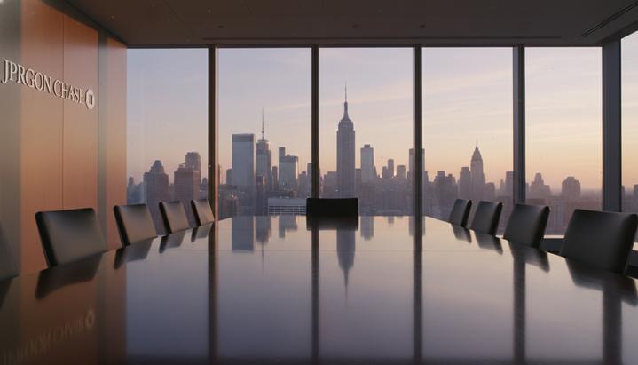 Пустой зал заседаний в офисе JPMorgan с большим столом и видом на небоскребы Нью-Йорка на рассвете.