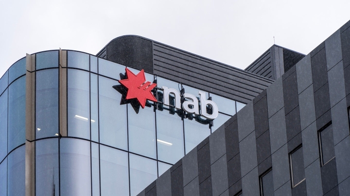 Банк NAB сокращает сотни рабочих мест на фоне аутсорсинга в Азию